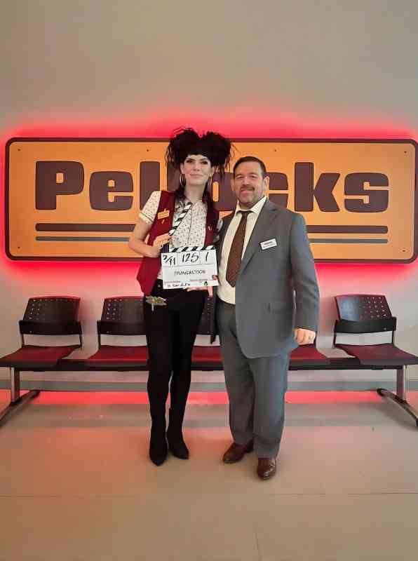 《交易》全集免费高清电视剧无广告在线播放|喜剧·英国·2025